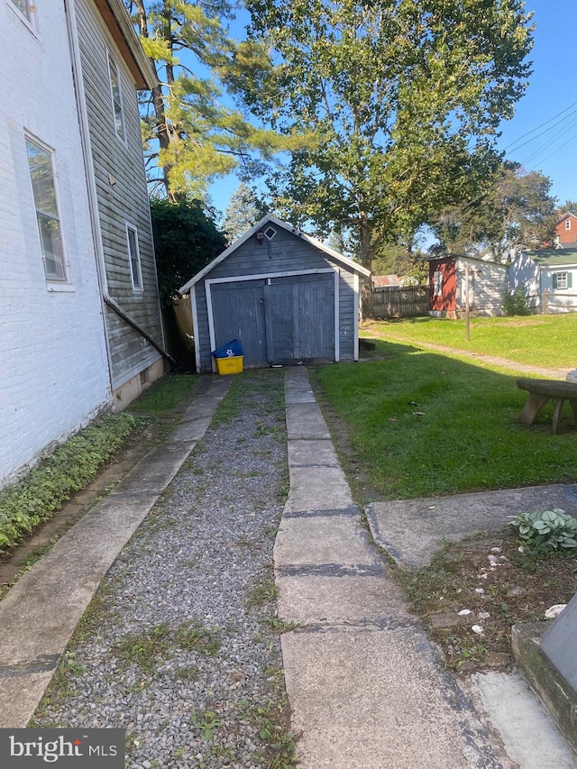 view of yard featuring a storage unit