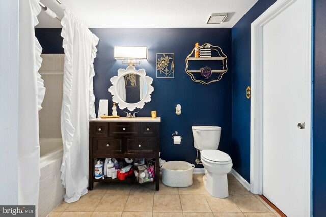 full bath featuring baseboards, toilet, shower / tub combo with curtain, tile patterned floors, and vanity