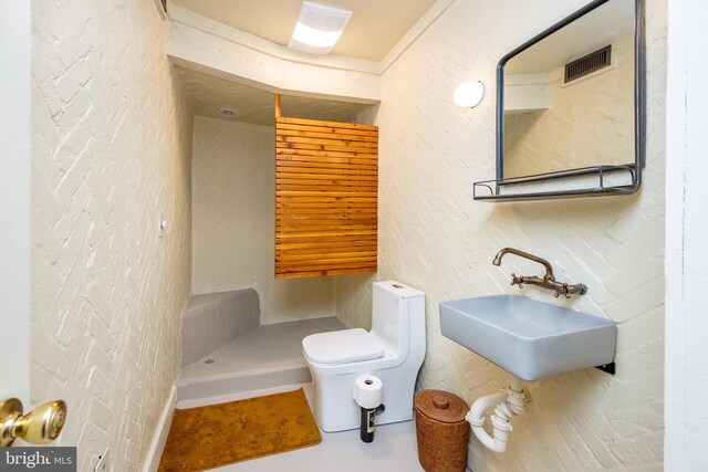 621 Paradise Hts, Oakland, MD 21550 - full bath with visible vents, toilet, a shower, and a sink