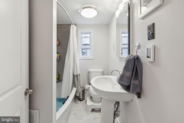 bathroom featuring toilet and shower / tub combo