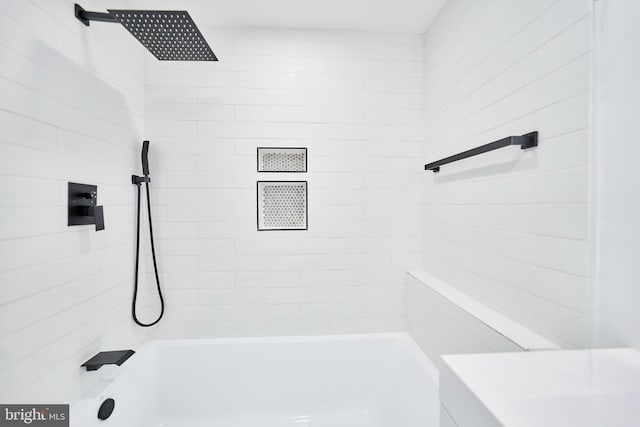 bathroom featuring tiled shower / bath