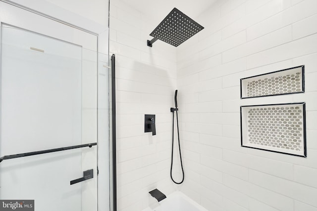 bathroom featuring a tile shower