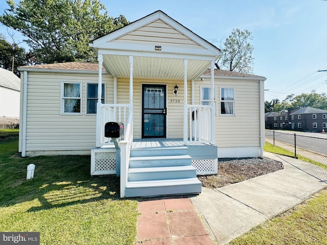 view of front of house featuring a porch and a front yard