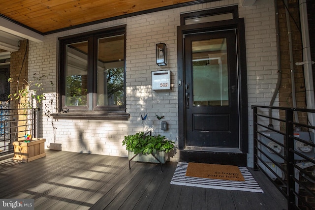 property entrance featuring a deck