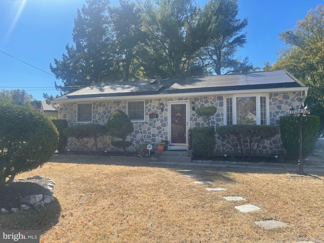 view of front of property featuring a front lawn