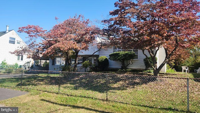 view of front of home featuring a front yard