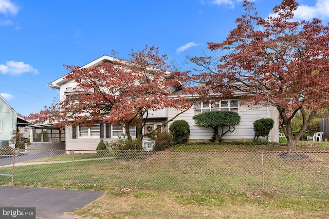 view of front of home featuring a front yard