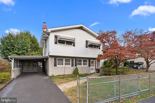 view of front facade featuring a carport and a front lawn