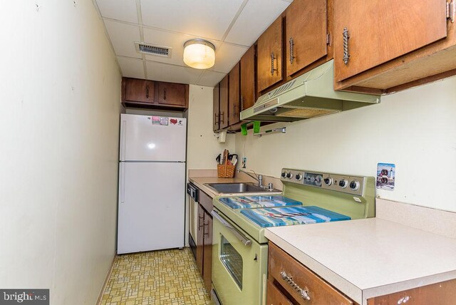 kitchen featuring freestanding refrigerator, visible vents, under cabinet range hood, light countertops, and electric stove