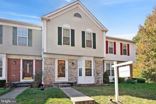 view of front of property featuring a front yard