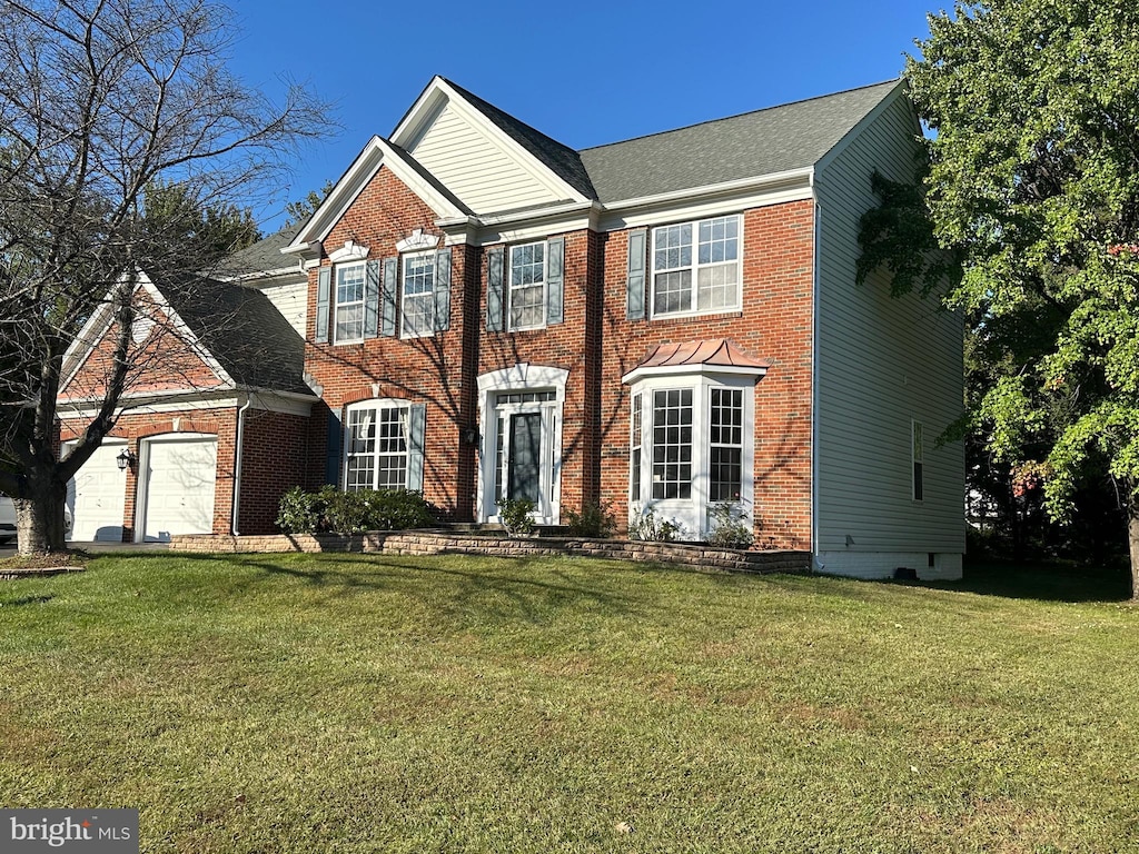 view of front of home featuring a front lawn and a garage