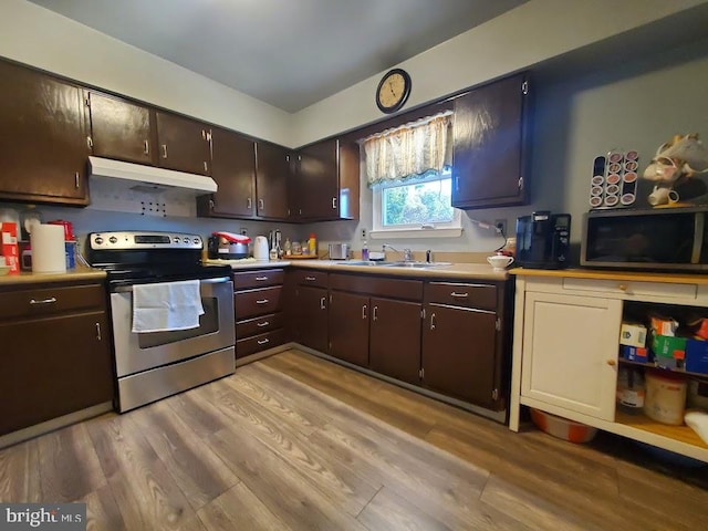 kitchen featuring dark brown cabinetry, sink, appliances with stainless steel finishes, and light hardwood / wood-style floors