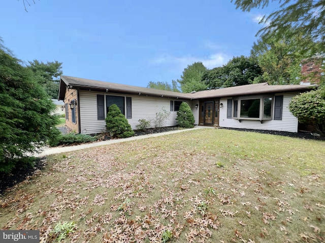 single story home with a front lawn