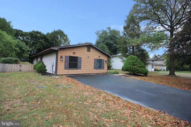 view of front of house featuring a front yard