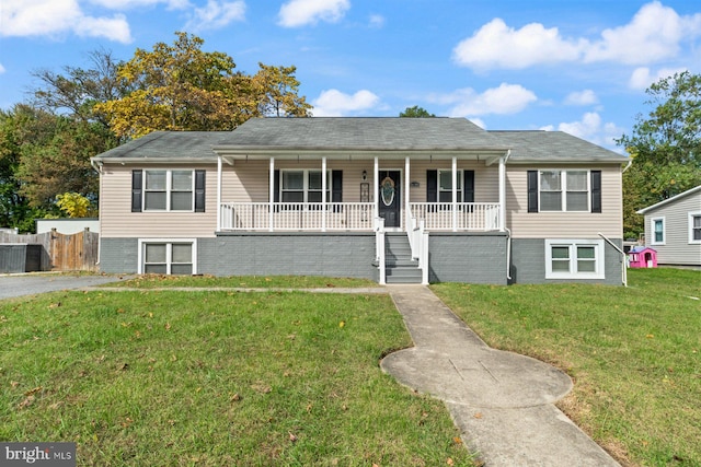 view of front of property featuring a porch and a front lawn