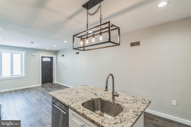 kitchen with sink, a kitchen island with sink, dark wood-type flooring, and white cabinets