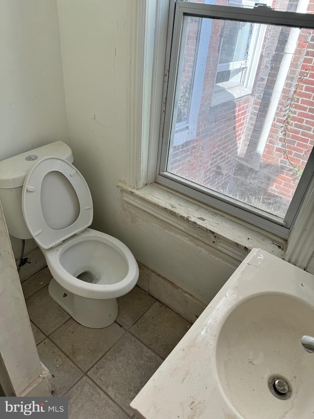 bathroom featuring sink and toilet