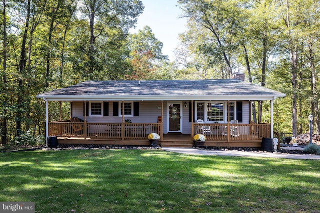 view of front facade featuring a front yard