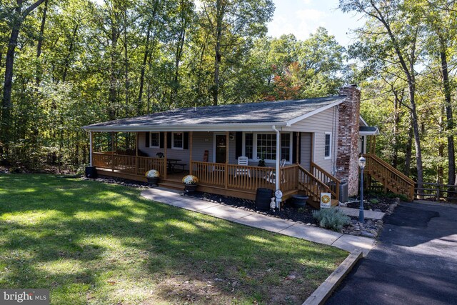 single story home with a front lawn