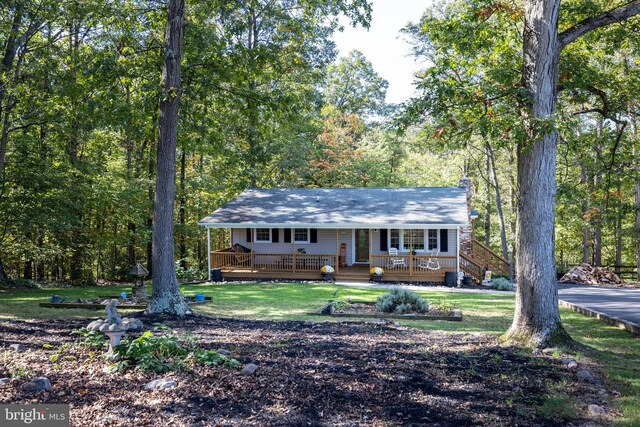 view of front of home featuring a wooden deck and a front yard