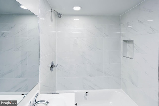 bathroom with tiled shower / bath