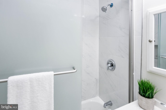 bathroom with tiled shower / bath combo