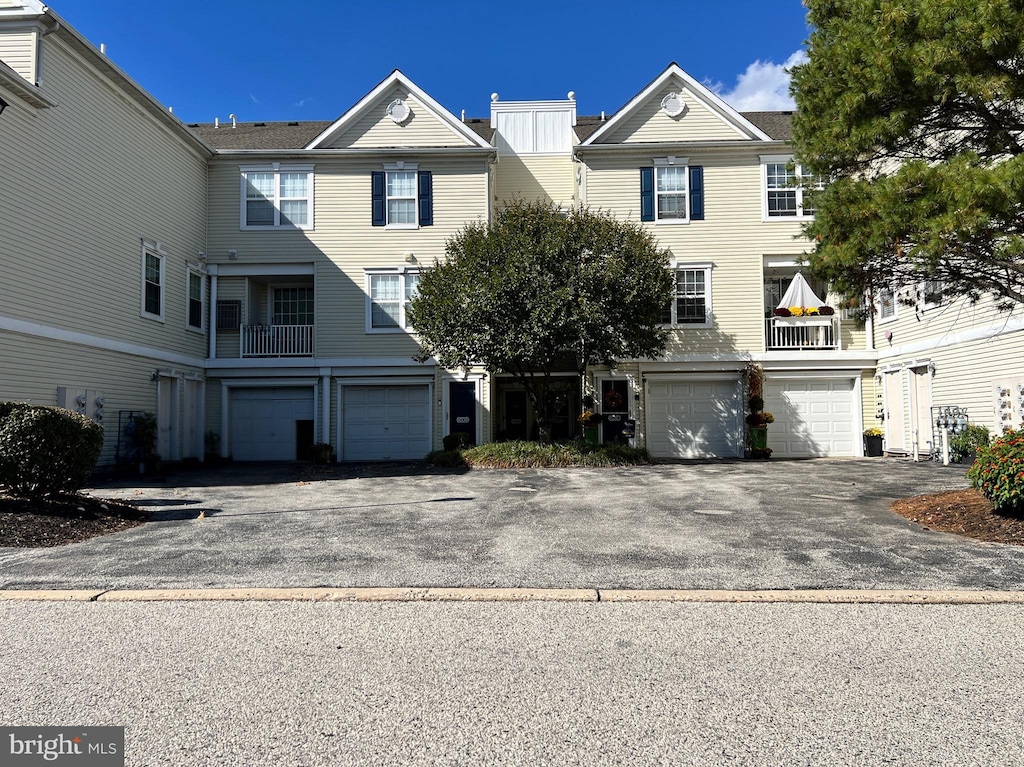 view of front property featuring a garage