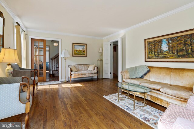 living room with wood-type flooring and crown molding