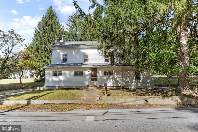 view of front of home featuring a front yard