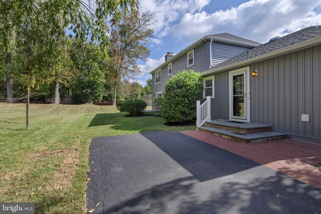 view of yard featuring a patio area