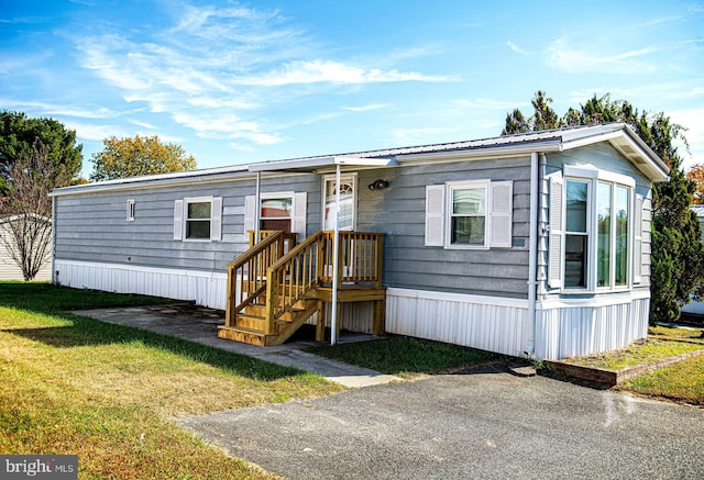 manufactured / mobile home with a front yard