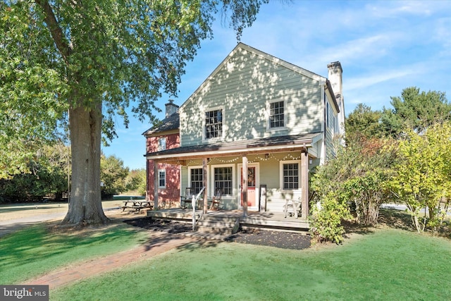 view of front of property with a front lawn