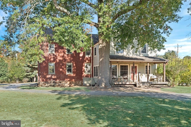 view of front of home featuring a front yard and covered porch