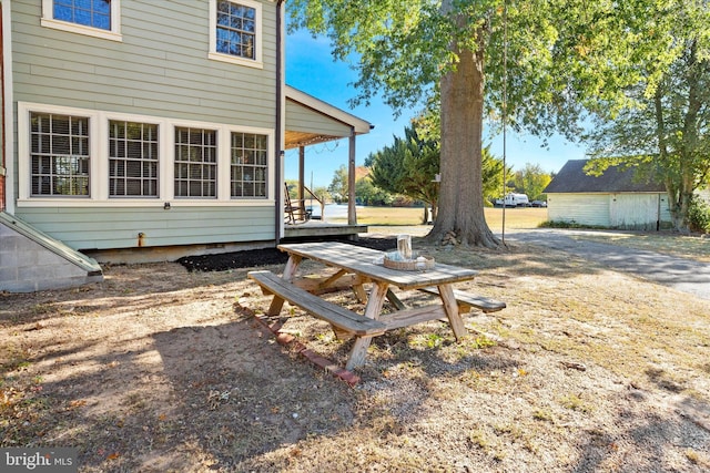 view of yard featuring a patio