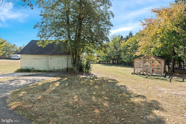 view of yard featuring a storage unit