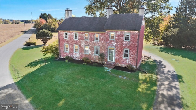 view of front of home featuring a front yard