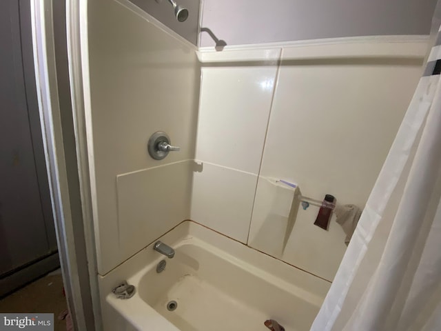 bathroom featuring shower / bath combo