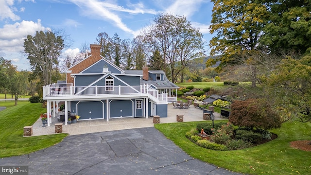 view of front of home featuring a garage and a front lawn