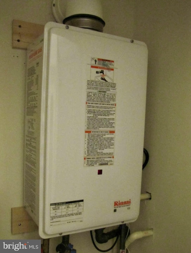 19 N Bridge St, Round Hill, VA 20141 - utility room featuring water heater