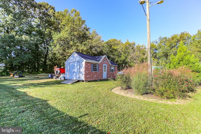 view of yard featuring a shed