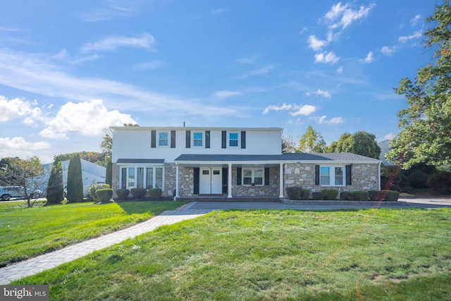 view of front of home featuring a front yard