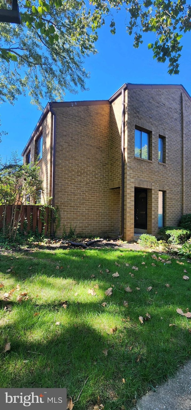 view of front of home featuring a front lawn