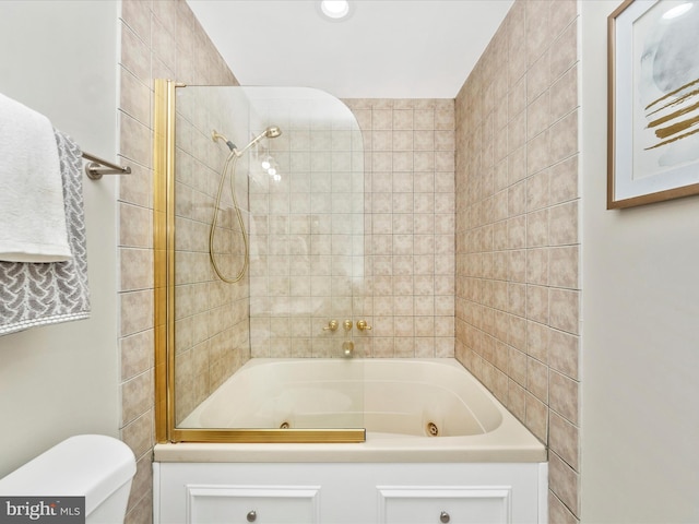 bathroom with tiled shower / bath combo