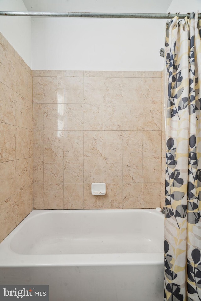 bathroom featuring shower / bath combo with shower curtain