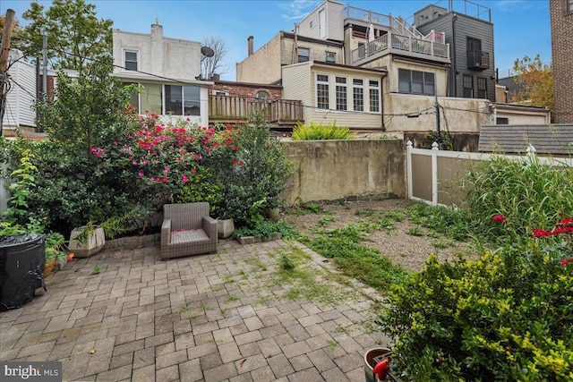 view of yard featuring a patio area