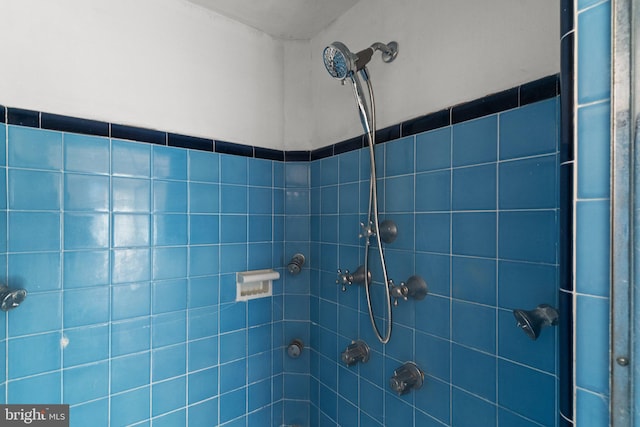 bathroom featuring a tile shower