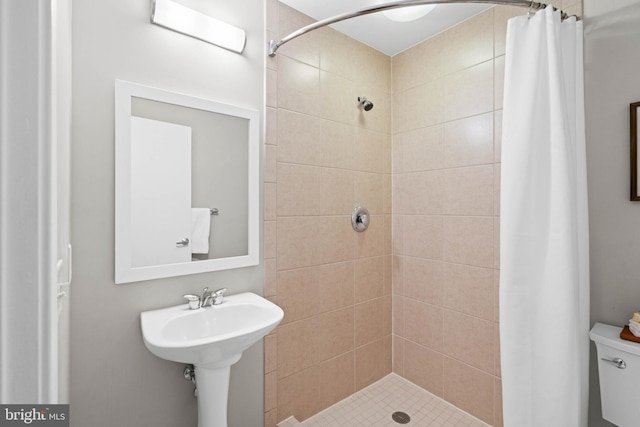 bathroom featuring a shower with shower curtain and toilet