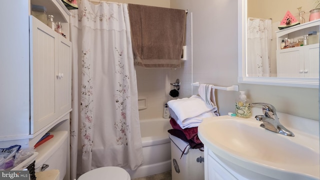 full bathroom with shower / tub combo with curtain, vanity, and toilet