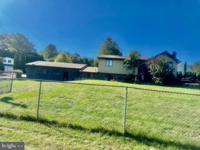 ranch-style house featuring a front lawn