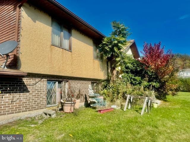 back of house featuring a lawn